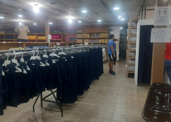 Altos costos de las prendas escolares obligan a reusar los uniformes