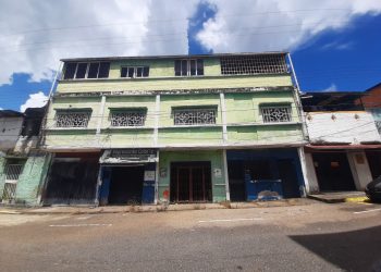 En el Barrio San Carlos duermen con temor a que se derrumbe edificio construido sobre boca de visita