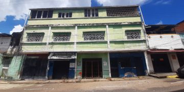 En el Barrio San Carlos duermen con temor a que se derrumbe edificio construido sobre boca de visita