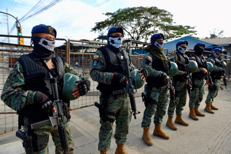 Fuerzas Armadas ecuatorianas, en conjunto con miembros de la Policía, adelantan un operativo desde la madrugada de hoy, en la penitenciaria del litoral, en Guayaquil (Ecuador). EFE/Marcos Pin