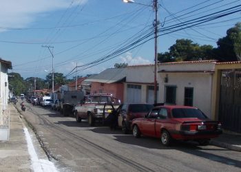 Inmensas colas de vehículos en Betijoque en espera para  que les vendan gasolina