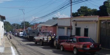 Inmensas colas de vehículos en Betijoque en espera para  que les vendan gasolina