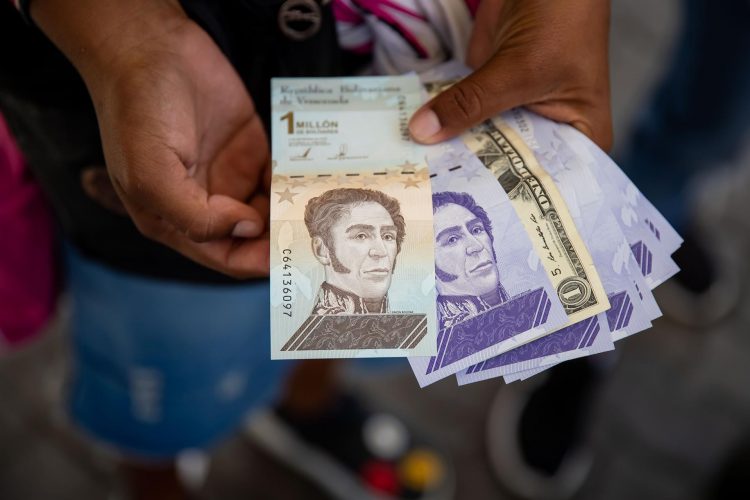Una persona sostiene varios billetes de bolívares y dólares, el 13 de septiembre de 2021, en Caracas (Venezuela). EFE/Miguel Gutiérrez