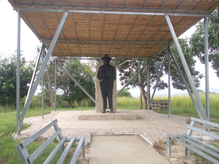 Actual estado del monumento de Marisol Escobar a la primera estrada de Isnotú.
