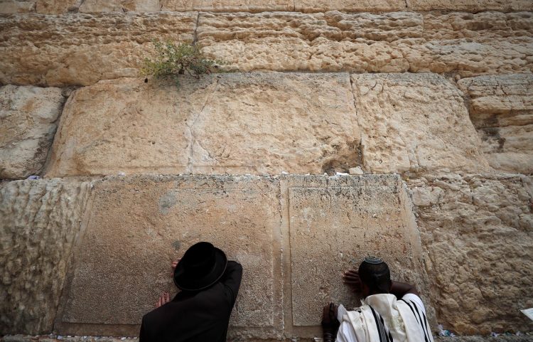Judíos ultraortodoxos rezan en el Muro de las Lamentaciones en la víspera de la celebración de la festividad del Yom Kipur, la más sagrada del calendario hebreo, este miércoles en Jerusalén. EFE/ Atef Safadi