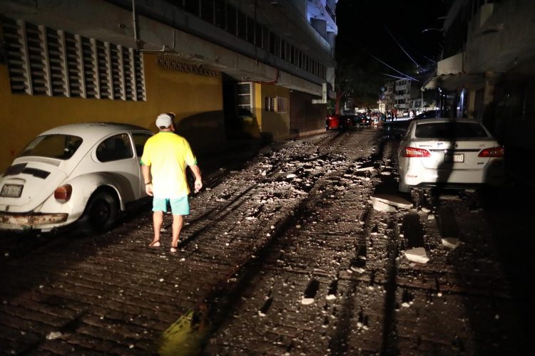 Residentes fueron registrados este martes al salir de sus viviendas, luego de que un sismo de 7.1 grados sacudiera el centro y sur de México, en el balneario de Acapulco (estado mexicano de Guerrero). EFE/David Guzmán