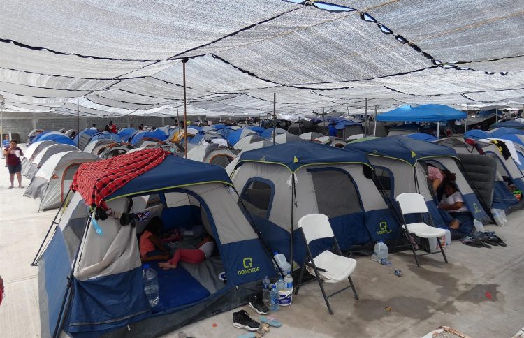 Vista general de las carpas para migrantes al interior de un albergue, el 21 de septiembre de 2021, en la ciudad de Reynosa, estado de Tamaulipas (México). EFE/ Martín Juárez Torres