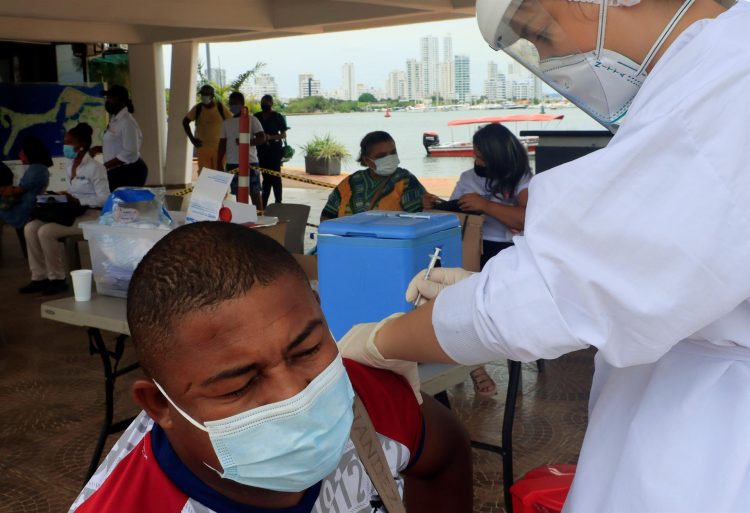 Un hombre recibe una dosis de la vacuna contra la covid-19 hoy, en Cartagena (Colombia). EFE/ Ricardo Maldonado Rozo/Archivo