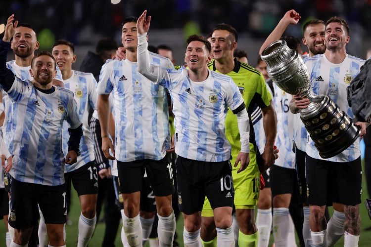 Fotografía de archivo de jugadores de Argentina mientras celebran con el trofeo de campeón de la Copa América en el estadio Monumental de Núñez en Buenos Aires (Argentina). EFE/ Juan Ignacio Roncoroni /POOL