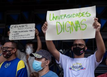 Docentes venezolanos protestan en rechazo al reinicio de clases