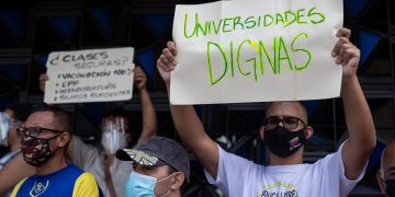 Docentes venezolanos protestan en rechazo al reinicio de clases