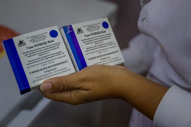 Imagen de archivo de una enfermera muestra cajas con dosis de la vacuna Sputnik V contra la covid-19 en el Hospital Domingo Luciani, en Caracas (Venezuela). EFE/Miguel Gutiérrez