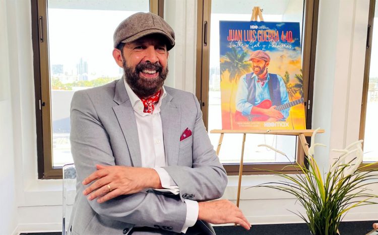 Imagen de archivo del artista dominicano Juan Luis Guerra posa durante una rueda de prensa sobre el lanzamiento del documental ""Entre el mar y las palmeras"" ayer, en Miami Beach, Florida (EEUU). EFE/ Alicia Civita