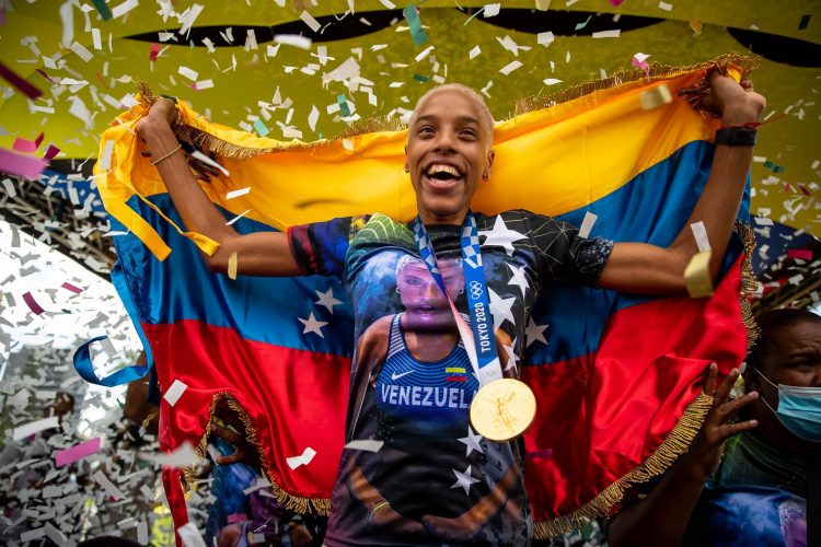 La atleta venezolana Yulimar Rojas celebra su triunfo Olímpico hoy, en Caracas (Venezuela). EFE/Miguel Gutiérrez