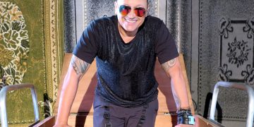 Elvis Crespo lanza una nueva versión en bachata y dance de «La Foto Se Me Borró»