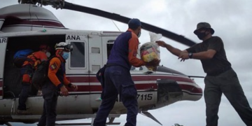 Realizan puentes aéreos para entregar insumos y monitorear la zona afectada por las lluvias
