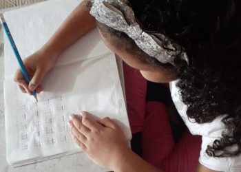 Fomentar la comunicación con los hijos y colaborar con los maestros será clave para las clases semipresenciales