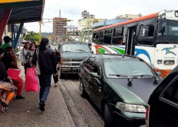Falta de gasolina y efectivo obligan a usuarios del transporte público a caminar largas distancias