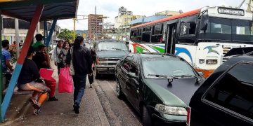 Falta de gasolina y efectivo obligan a usuarios del transporte público a caminar largas distancias