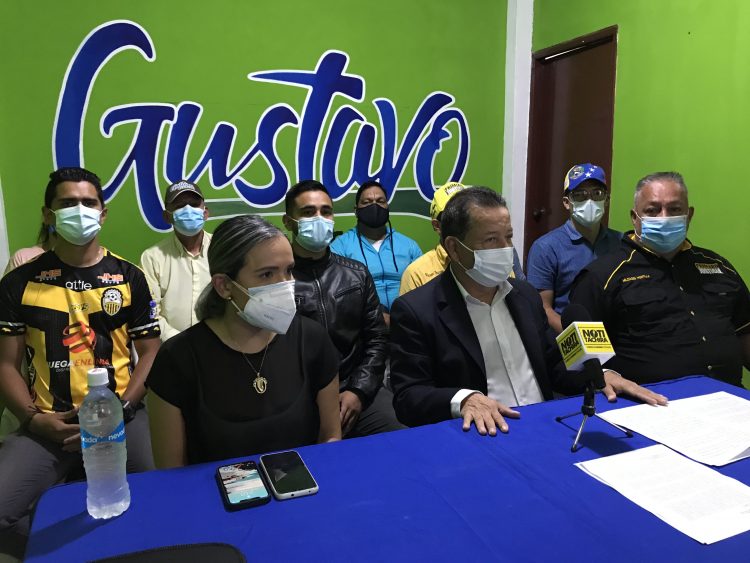 Alcalde Gustavo Delgado estuvo acompañado en la rueda de prensa por dirigentes políticos que integran la plataforma unitaria. Mariana Duque