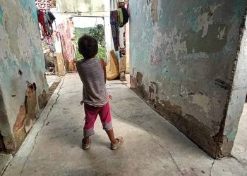 Lerdys y su hija se refugian en las ruinas de lo que fue una casa