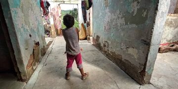 Lerdys y su hija se refugian en las ruinas de lo que fue una casa