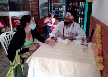Realizan consultas médicas gratuitas en sucursales de Farmabien