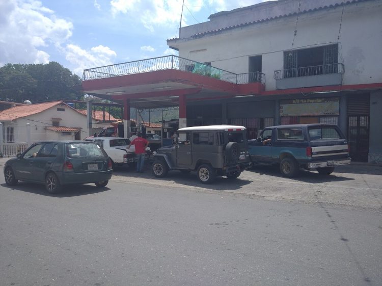 La policia continuará al mando de la distribución del combustible en el municipio
