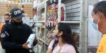 Comercio chino de Valera vende leche vencida