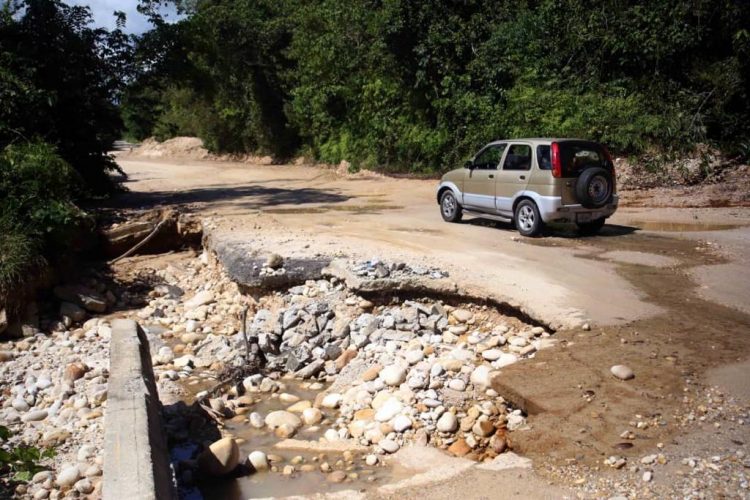 Al menos 15 fallas de borde se registran en la vía que conduce hacia el municipio Uribante. Carlos Eduardo Ramírez