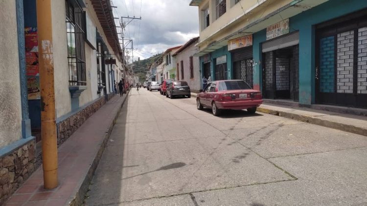 Av. Sucre entre calles Bolívar y Vargas. Municipio Boconó.