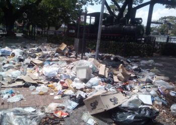 De nuevo: Plazas y aceras de El Vigía repletas de basura