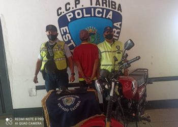 Detuvieron a joven que presuntamente robó teléfono a una dama amenazándola  con arma de juguete