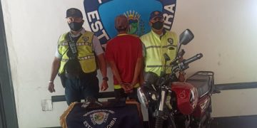 Detuvieron a joven que presuntamente robó teléfono a una dama amenazándola  con arma de juguete