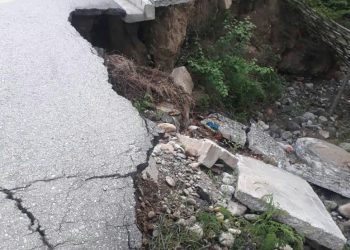 Derrumbe de cerca perimetral en Brisas de Jalisco mantiene en zozobra a los residentes