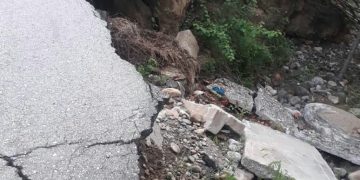 Derrumbe de cerca perimetral en Brisas de Jalisco mantiene en zozobra a los residentes