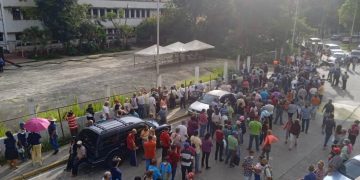 Largas colas en el HUPEC para recibir segunda dosis de la Sputnik-V