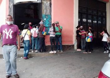 Boconeses se abastecen de alimentos por temor a que aumenten de precios