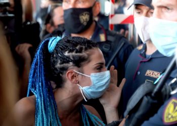 Las amenazas de los antivacunas se desinflan en Italia