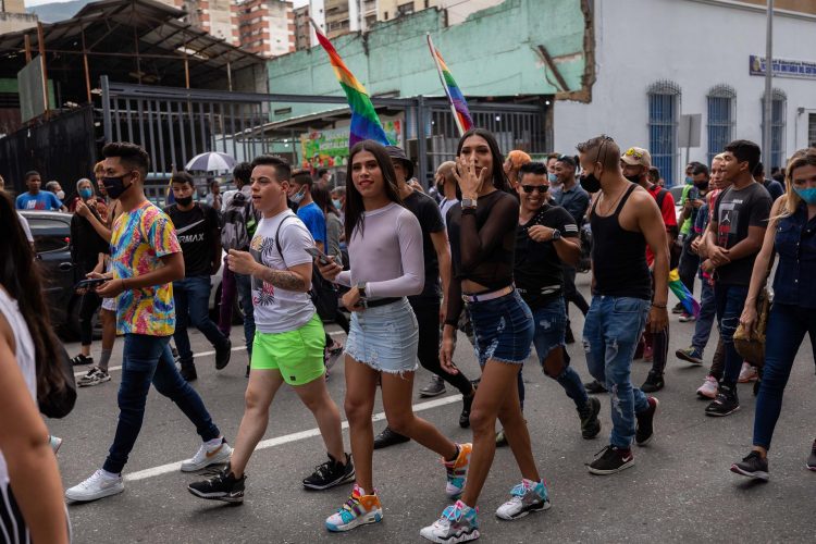 Miembros de la comunidad LGBTQI participan en una marcha hoy, jueves en Caracas (Venezuela). EFE/ RAYNER PEÑA R.