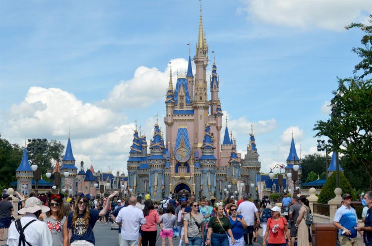 Decenas de personas caminan hoy frente al redecorado palacio de la Cenicienta con ocasión del 50 aniversario de Walt Disney World en el parque temático Magic Kingdom en Lake Buena Vista, Florida (EE.UU.). EFE/Álvaro Blanco
