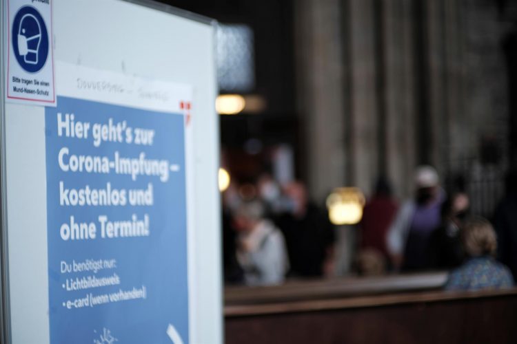 Un cartel en la Catedral de San Esteban de Viena (Austria) da instrucciones para dirigirse a la zona habilitada para vacunarse. La Iglesia se ha volcado con la campaña de inmunización y ha cedido un espacio en el céntrico templo para vacunarse. EFE/Luis Lidón