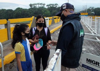 Unos 200 jóvenes venezolanos cruzan la frontera con Colombia para volver a clase