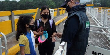 Unos 200 jóvenes venezolanos cruzan la frontera con Colombia para volver a clase
