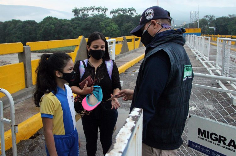 Un trabajador de migración Colombia solicita documentos a estudiantes provenientes de Venezuela que cruzan por el Puente Simón Bolívar hacía los colegios en el lado colombiano, este lunes, en Cúcuta (Colombia). EFE/ Mario Caicedo