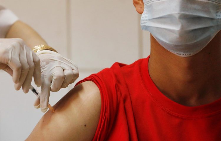 Una persona recibe una dosis de la vacuna contra la covid-19, de los laboratorios Sinovac. EFE/Mak Remissa/Archivo