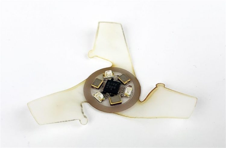 Primer plano de un microvolador 3D, equipado con una antena de bobina y sensores UV. EFE/Foto cedida por la Northwestern University