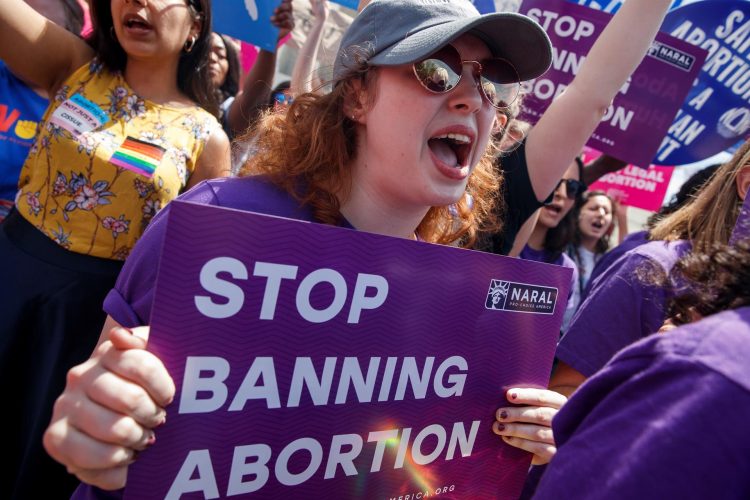 Una polémica ley que prohíbe el aborto a las seis semanas de gestación entró en vigor este miércoles en Texas (EE.UU.) después de que el Tribunal Supremo del país no se pronunciara sobre una solicitud de urgencia presentada por clínicas en ese estado para bloquearla. EFE/EPA/SHAWN THEW