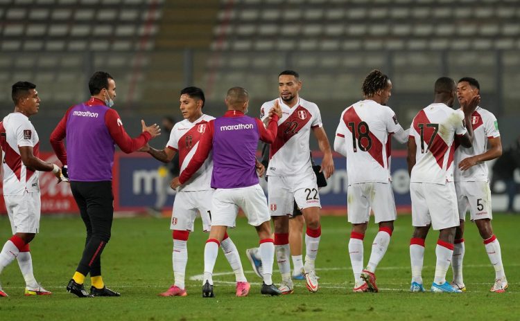 Jugadores de Perú fueron registrados este domingo al celebrar su triunfo sobre Venezuela, al final de un partido de las eliminatorias sudamericanas al Mundial FIFA de Catar 2022, en el estadio Nacional, en Lima (Perú). EFE/Martín Mejía/Pool
