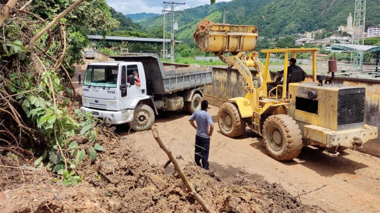 Alcaldía de Pinto Salinas continúa removiendo tierra y escombros de las vías rurales de Pinto Salinas